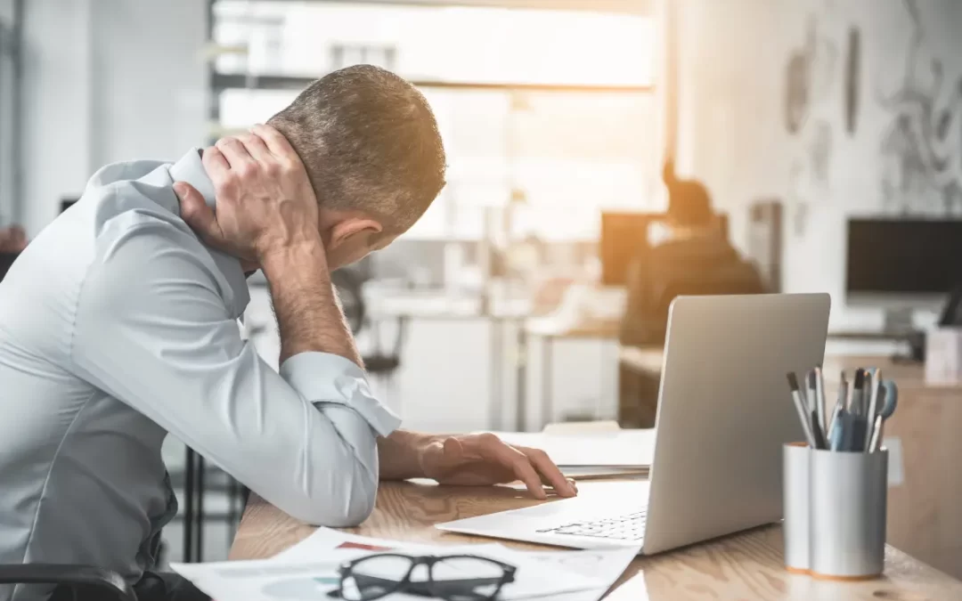 Consejos prácticos para mejorar tu postura mientras trabajas