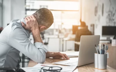 Consejos prácticos para mejorar tu postura mientras trabajas