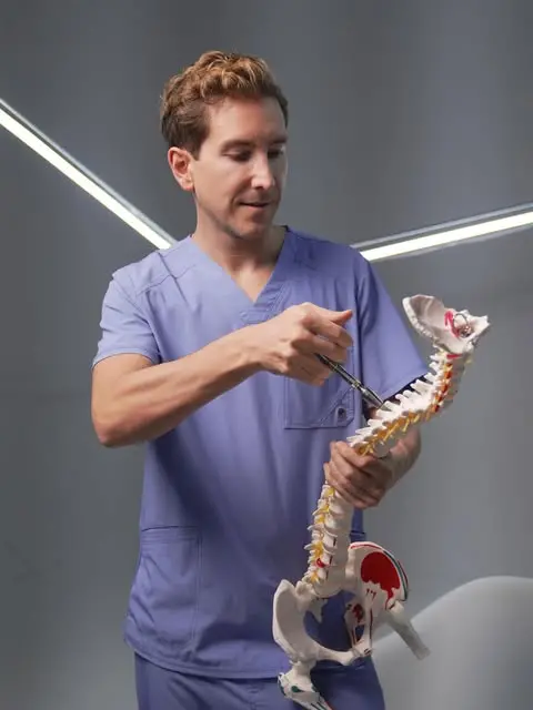 Dolor de espalda crónico: ¿cuándo consultar a un quiropráctico? 🤔